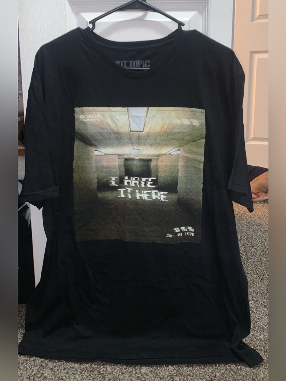 HOT TOPIC Tee